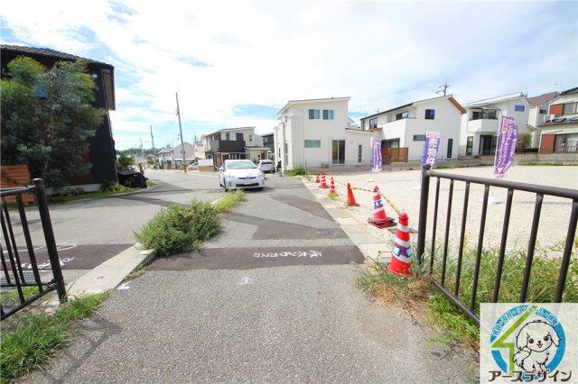 大久保町茜2丁目　土地の前面道路含む現地写真