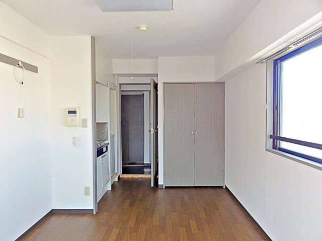 ライオンズマンション河辺第2の洋室|２面彩光の洋室