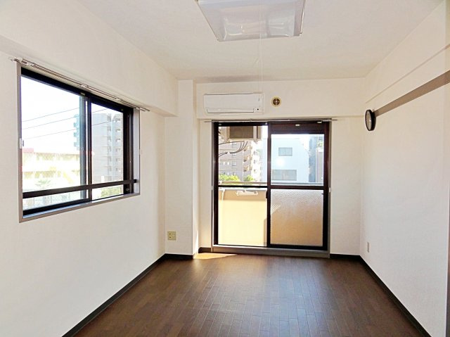 ライオンズマンション河辺第2の洋室