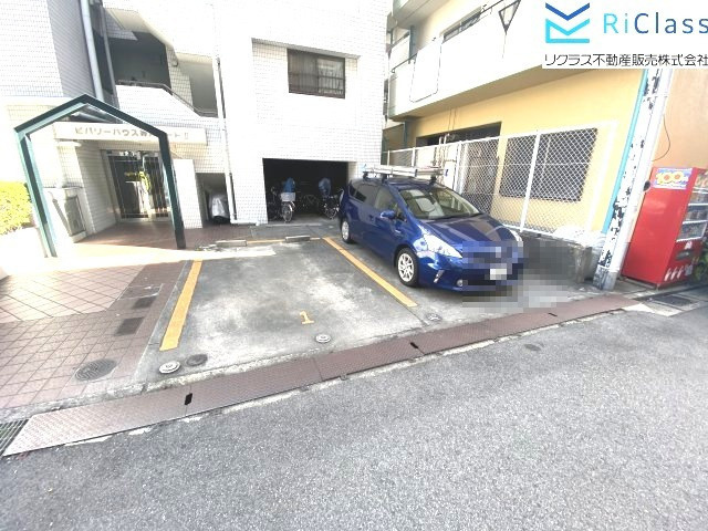 ビバリーハウス神戸パートⅡの駐車場