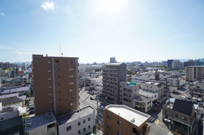 【展望】 | ガーデンスクエアパラッシオ萬象園（リノベ済） | 【四季を感じる】
四季の移ろい・爽やかな青空や風を感じられ
自然を愉しめるパノラマビュー。
毎日の暮らしに余裕を感じさせてくれる、
遮る物の無い開放的な眺望を是非、ご堪能ください。