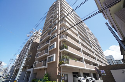 【外観】 | ガーデンスクエアパラッシオ萬象園（リノベ済） | 【耐震性】
耐震性の高さを判断するポイントは、
建築確認申請日が1981年6月1日以降の
新耐震基準に適合しているかどうか。
震度６程度の大地震でも
建物が崩壊しないレベルが基準になりました。