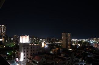 【展望】 | 【Night View】
物件からの夜の景色は、隠れ夜景スポットのよう。
お仕事から疲れて帰ってきて、この夜景を楽しめるのも
この立地ならでは。
もう少し早い時間のサンセット夜景もキレイかも。