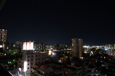 【展望】 | ガーデンスクエアパラッシオ萬象園（リノベ済） | 【Night View】
物件からの夜の景色は、隠れ夜景スポットのよう。
お仕事から疲れて帰ってきて、この夜景を楽しめるのも
この立地ならでは。
もう少し早い時間のサンセット夜景もキレイかも。