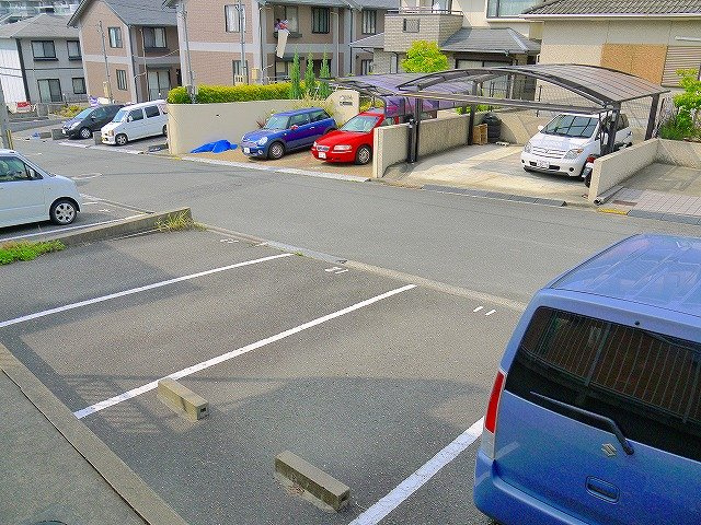 グランディーナ左京の駐車場