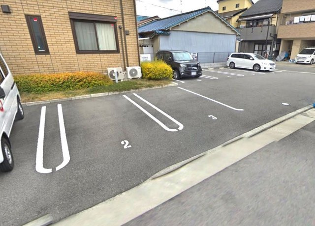 アズールの駐車場