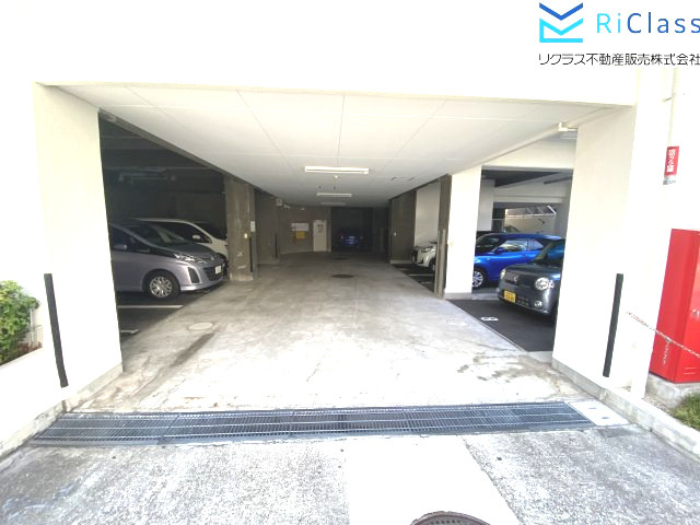 ライオンズマンション湊川公園の駐車場