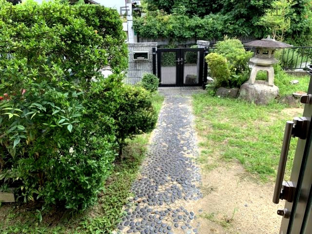 竹城台2丁戸建てのエントランス