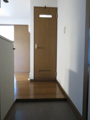 【玄関】 | マーベラスリバレイン | 別号室の写真になります。現況優先。