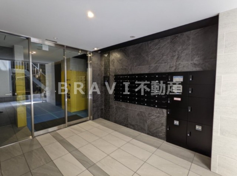 AKASHI ENTERPRISE BRAVI不動産のエントランス|【AKASHI ENTERPRISE】ゆとりのあるエントランスです