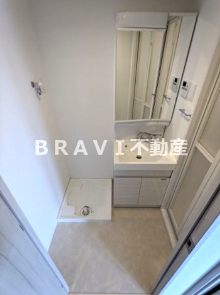 S-RESIDENCE堺筋本町Uno（エスレジデンスサカイスジホンマチウーノ）　BRAVI不動産の洗面所|【S-RESIDENCE堺筋本町Uno】朝の支度にも助かる、独立の洗髪洗面化粧台