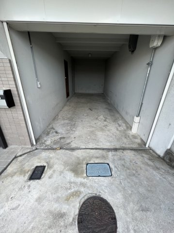 大東市野崎２丁目　中古戸建の駐車場|奥行のある駐車場です収納庫としても使えます