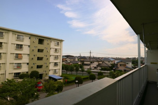 【展望】 | 【バルコニーから見た景色】
自然があり、落ち着きのある環境です