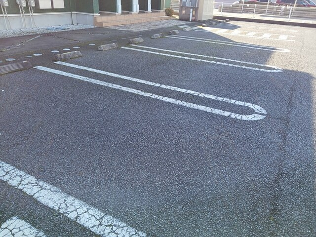 キャッスルアヴェニューCの駐車場