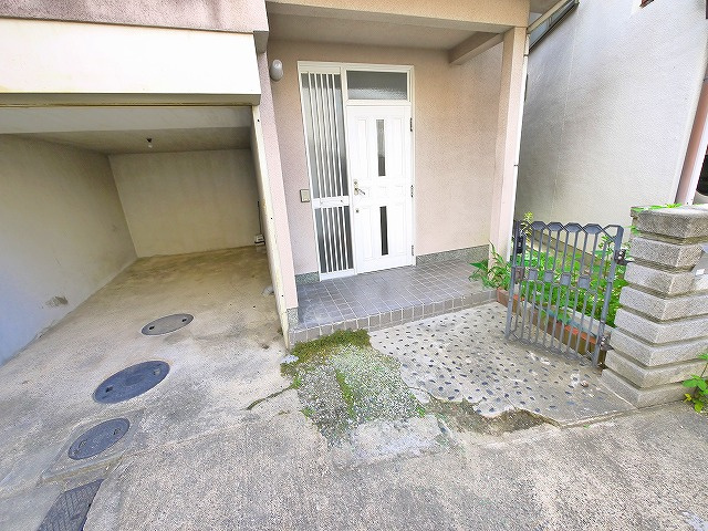 三輪戸建の駐車場
