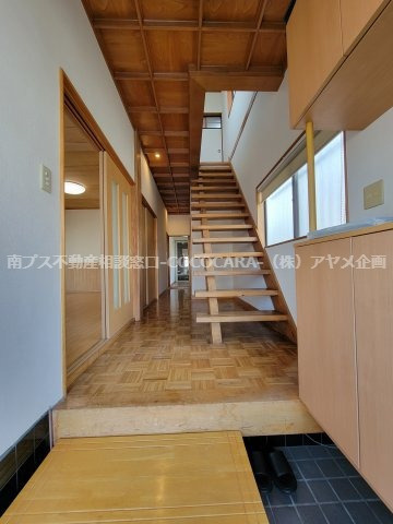 【仲介料10％OFF】南アルプス市飯野　3LDK　中古住宅のエントランス|格天井でモダンな雰囲気です。