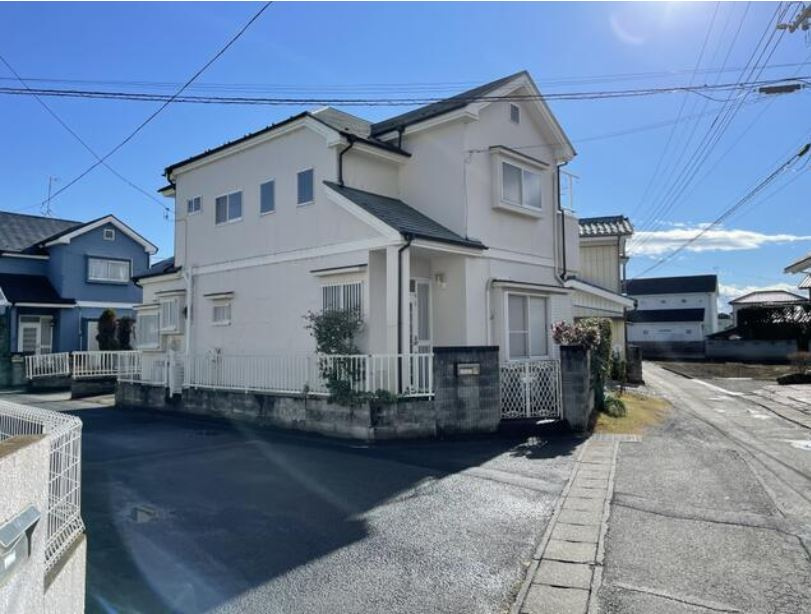 藤岡市小林　中古の外観|前面道路含む現地写真です