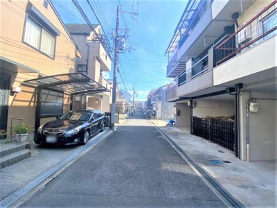【前面道路含む現地写真】 | 西楠の里町中古戸建て | 幅員は東側約4ｍです。