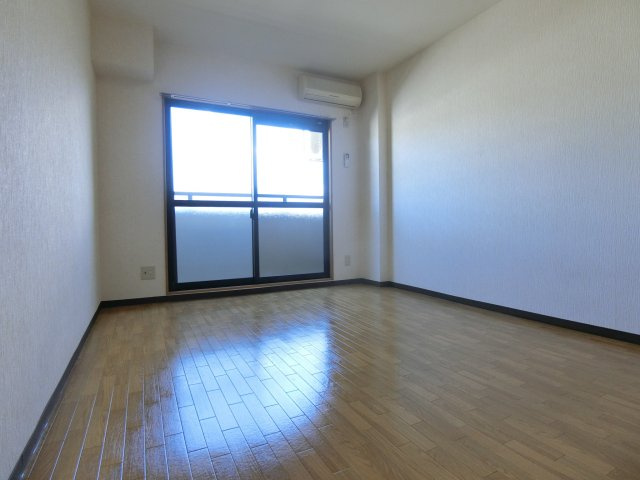 キャッスル山村の洋室
