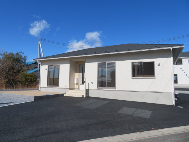 玉村町五料第９（全4棟）4号棟・平家の外観|ナチュラルで飽きの来ないデザインは流行に左右されない家の形です。外構も綺麗に仕上がっています(^▽^)/
