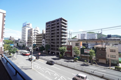 【展望】 | シャンボール広交（デザイナーズリノベ） | 【眺望】
反対側の縮景園の景色が見れないのが残念ですが、
前面の建物との間隔もあり、明るく広々のオープンスペースです。