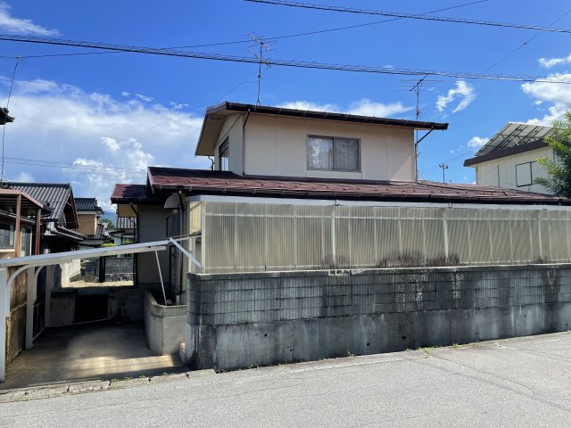 宮田村大原　中古住宅の前面道路含む現地写真