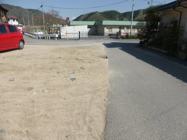 久米郡美咲町　売土地49.45坪の前面道路含む現地写真