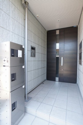 【エントランス】 | ローズガーデン | 雨の日でもすぐに濡れない奥深いエントランスです