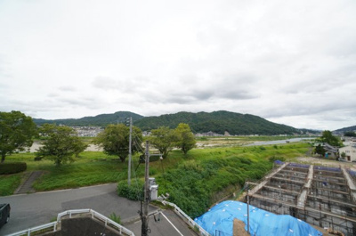 【展望】 | ペルル東野（リノベーション済） | 【四季を感じる】
四季の移ろい・爽やかな青空や風を感じられ
自然を愉しめるパノラマビュー。
毎日の暮らしに余裕を感じさせてくれる、
遮る物の無い開放的な眺望を是非、ご堪能ください。