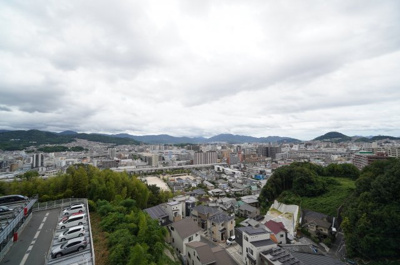 【展望】 | BELISTA矢賀（リノベ済） | 【眺望】
曇りだったのが残念！晴れていれば、青空まで一直線です！
この方角だと、少し下にイオンモール広島府中ソレイユが見えています。
街だけでなく、府中町の山々まで見通せるパノラマビューです！