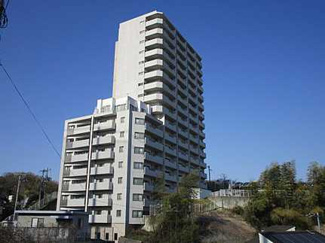 【外観】 | 【外観】
築13年とまだまだ新築の雰囲気の残る本物件。
高層階からの素晴らしい眺望も魅力。また、設備や内装のグレードの高さ、
共用施設・周辺施設の充実ぶりは、一度は味わってみたいものです！
