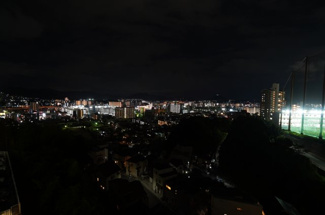 【展望】 | 【Night View】
物件からの夜の景色は、隠れ夜景スポットのよう。
お仕事から疲れて帰ってきて、この夜景を楽しめるのも
この立地ならでは。
もう少し早い時間のサンセット夜景もキレイかも。