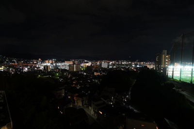 【展望】 | BELISTA矢賀（リノベ済） | 【Night View】
物件からの夜の景色は、隠れ夜景スポットのよう。
お仕事から疲れて帰ってきて、この夜景を楽しめるのも
この立地ならでは。
もう少し早い時間のサンセット夜景もキレイかも。