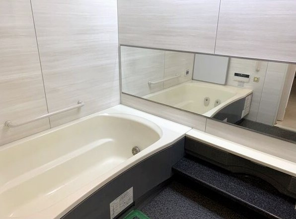 名次町ロジュマンの浴室