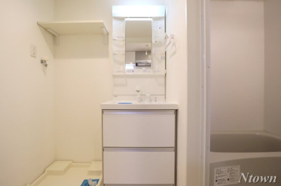 【独立洗面台】 | グランメゾン桜 | 独立洗面台、小物を置くことができて便利です