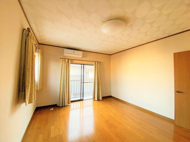 岩滑東町４丁目戸建の居間・リビング