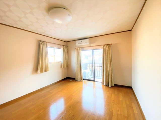 岩滑東町４丁目戸建の居間・リビング