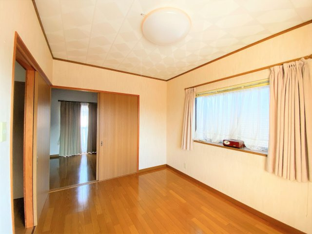 岩滑東町４丁目戸建の居間・リビング