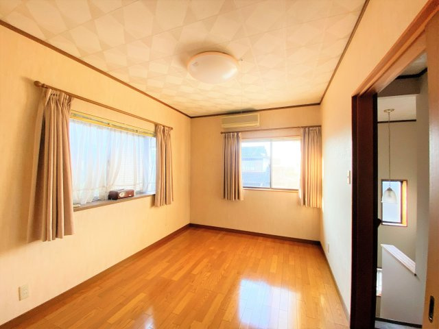 岩滑東町４丁目戸建の居間・リビング