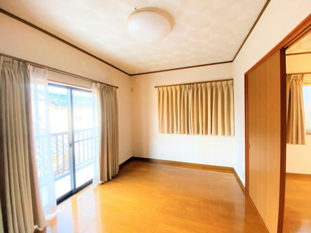 岩滑東町４丁目戸建の居間・リビング
