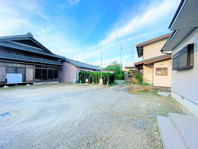 岩滑東町４丁目戸建の駐車場
