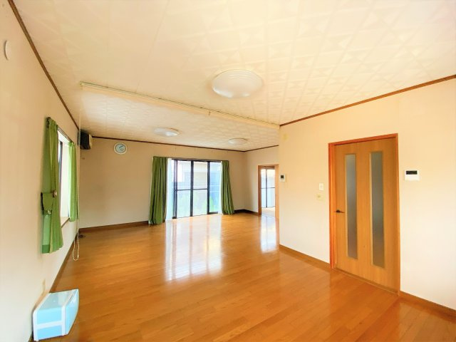 岩滑東町４丁目戸建の居間・リビング