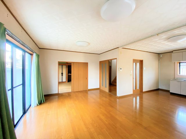 岩滑東町４丁目戸建の居間・リビング