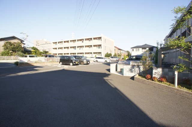 ハピネス　ストームの駐車場