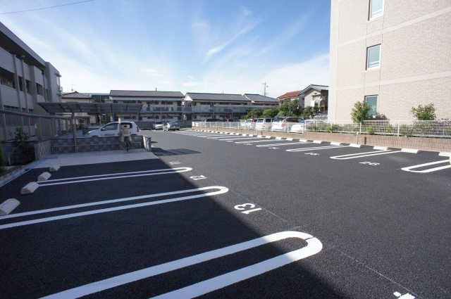 ハピネス　ストームの駐車場