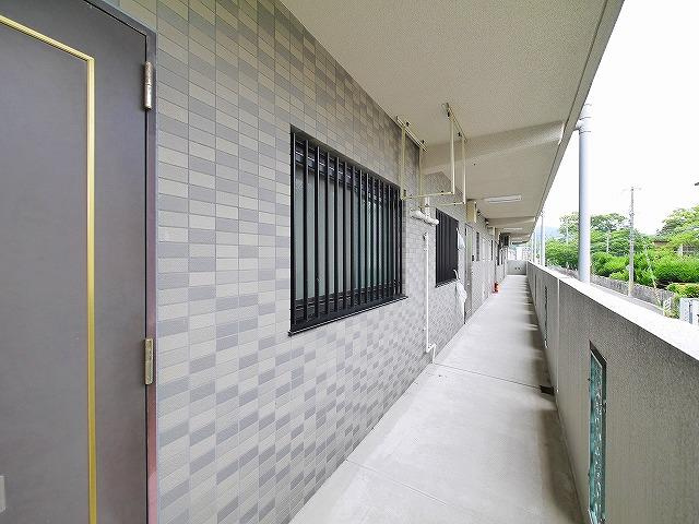 フルーエントⅢのその他共用部分|玄関前の通路です