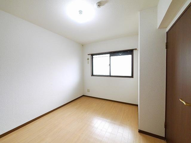 フルーエントⅢの洋室|落ち着いた色調の洋室です