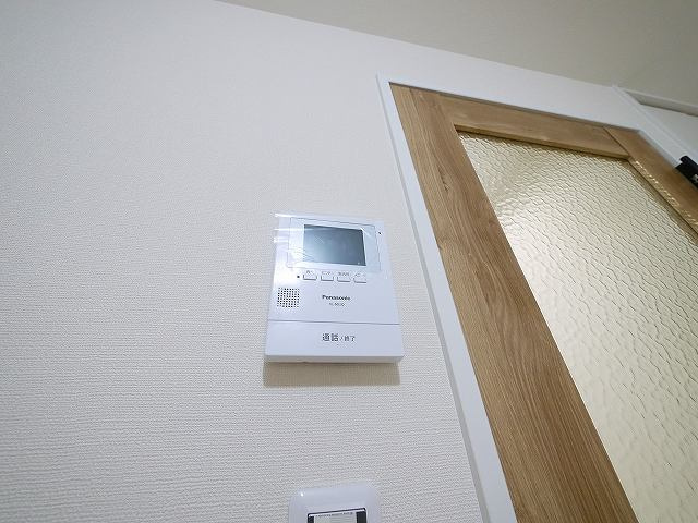 メゾンならまちのセキュリティ|お顔が見えるモニター付きインターホンもございます。