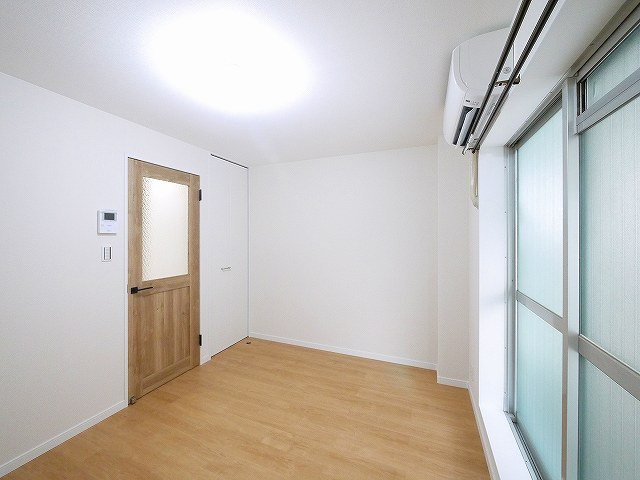 メゾンならまちの居間・リビング|明るい洋室です。