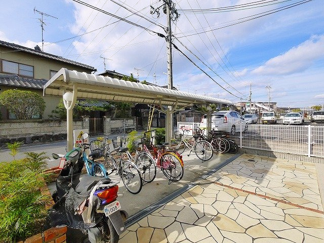 フィオーレ小泉のその他共用部分|屋根付きの駐輪場です